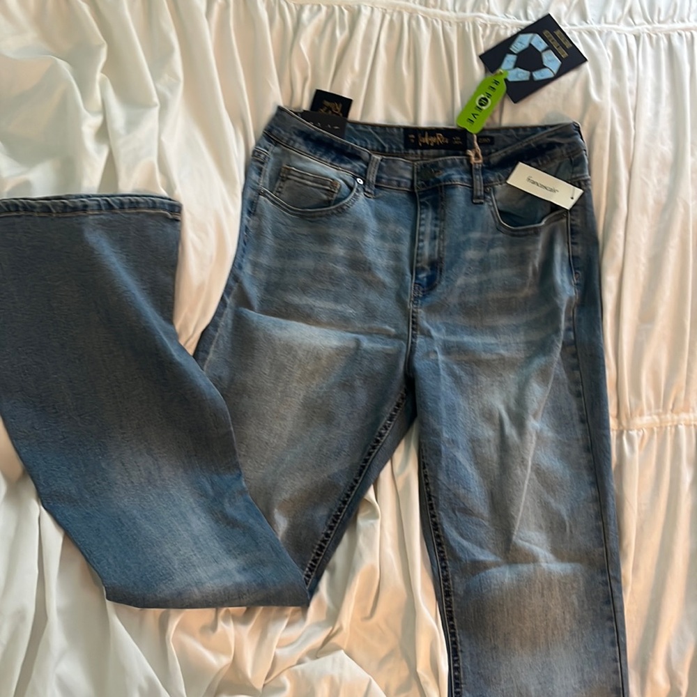 NWT Curvy fit flare jeans 🤩